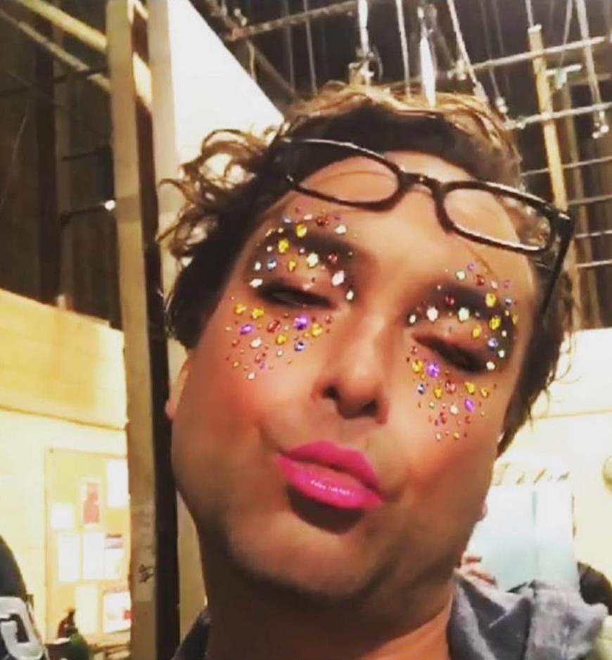 Das wohl witzigste Snapchat-Motiv! Johnny Galecki mit Glamour-Glitzer im Gesicht und pinkfarbenen Lippen.
