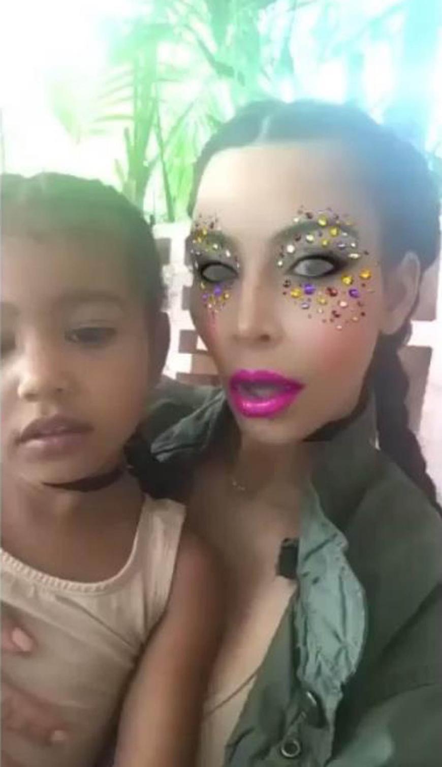 Auch Schwester Kim (KimKardashian) und Töchterchen Nori versuchen sich an Snapchat-Filtern.