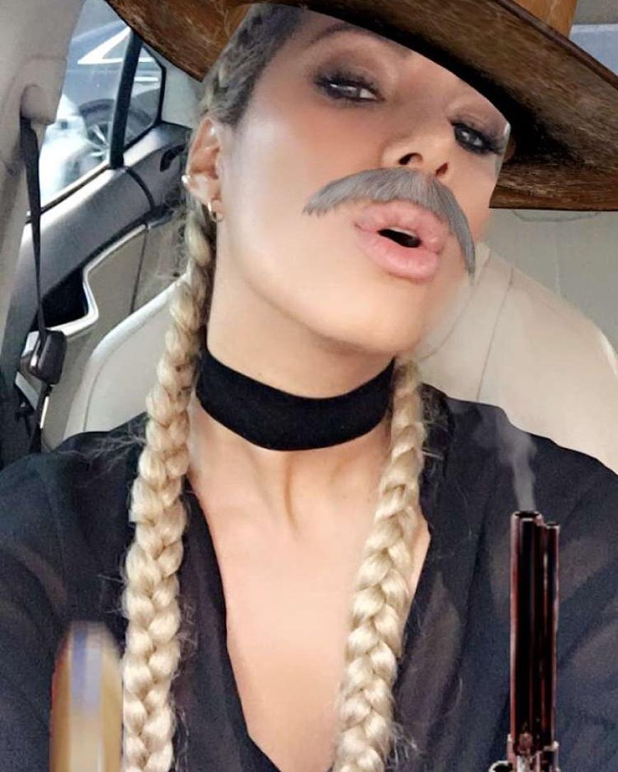 Aber auch der Cowboy-Style steht ihr.