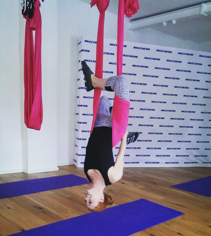 Übt Barbara Meier für eine Karriere im Zirkus? Aerial Yoga nennt sich die Sportart, die ziemlich spektakulär aussieht und einen super Body macht!