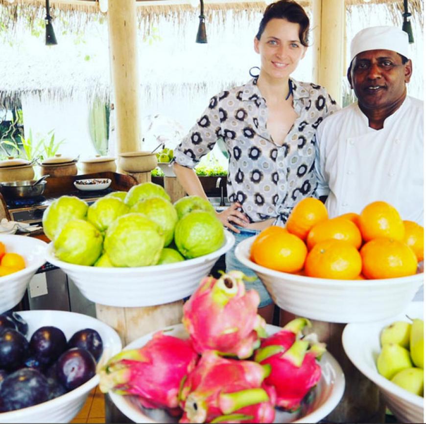 Chefkoch Sira hat mich die ganze Woche über mit den frischsten und leckersten Früchten versorgt und lässt mich nicht gehen, bevor mein Teller mit den besten Mangos, Papayas und Rambutans gefüllt ist.