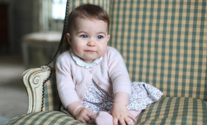 Obwohl die kleine Prinzessin noch so klein ist, wird sie ganz wie ihr Bruder George schon als Mini-Fashionvorbild gefeiert.