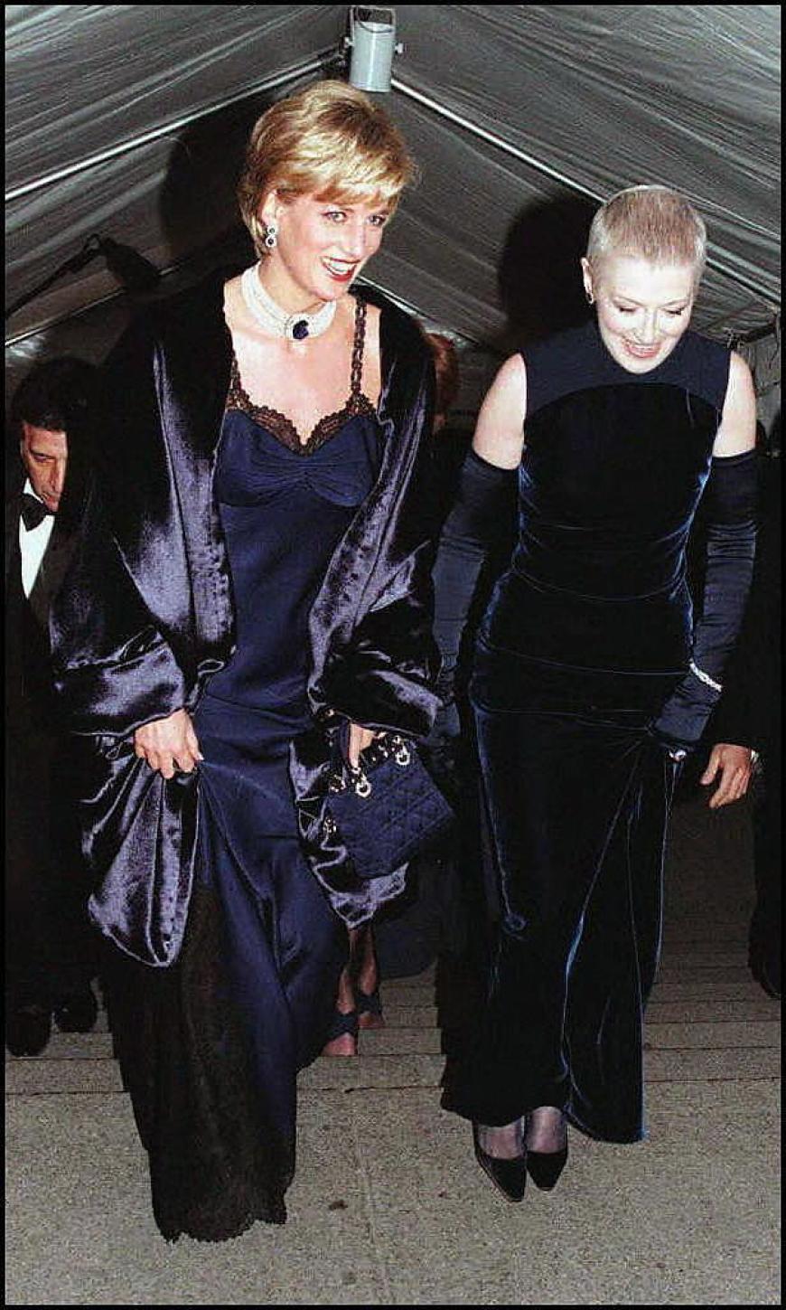 Aber gehen wir ein paar Jahre zurück. Royaler Ehrengast bei der Met-Gala 1996: Lady Diana