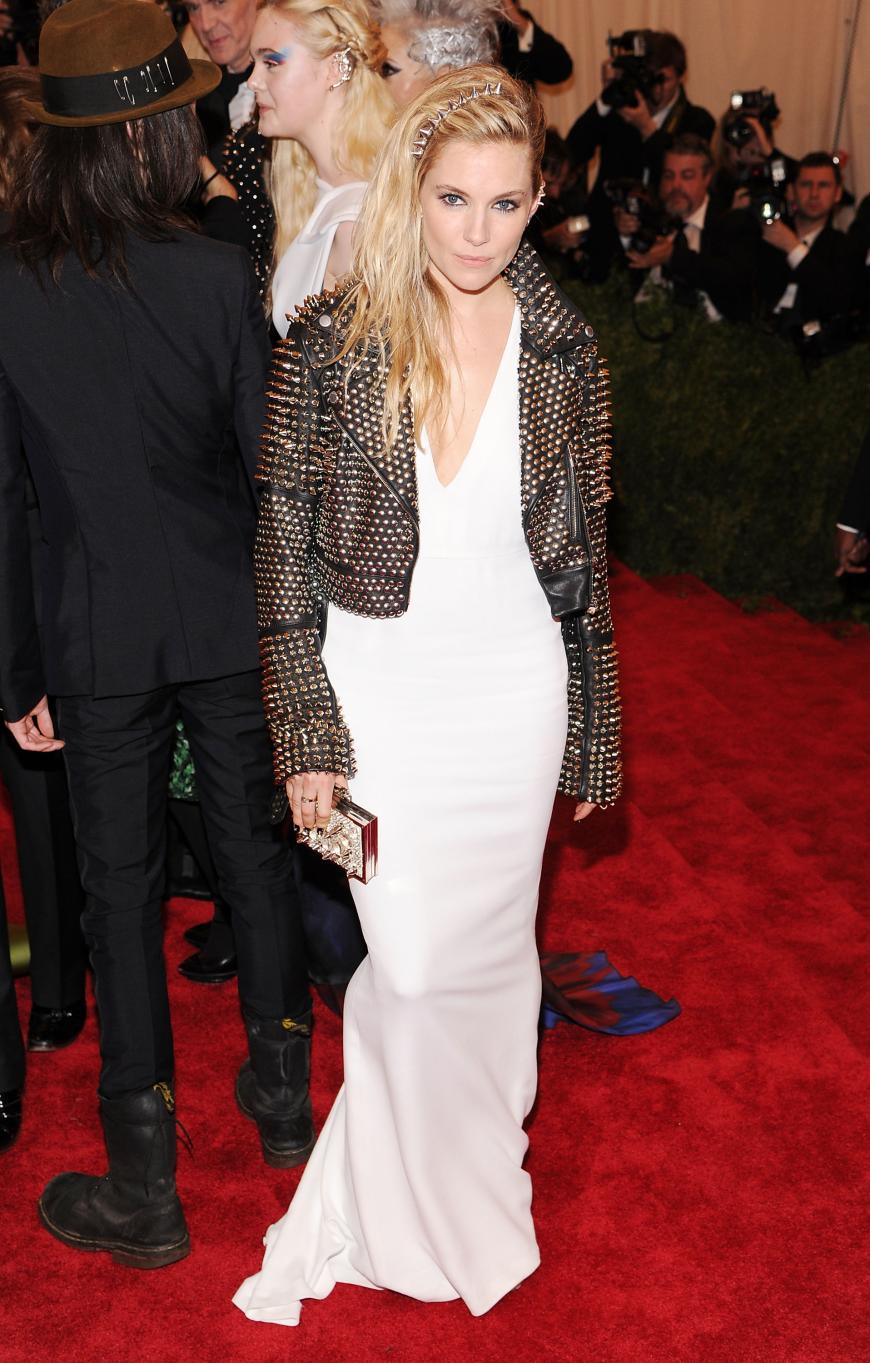 Auch Sienna Miller kleidete sich dem Anlass entsprechend rockig.