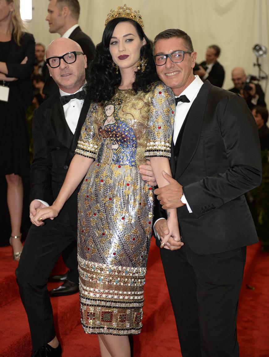 Katy Perry kam mit den Designern ihres Kleides: Dolce & Gabbana