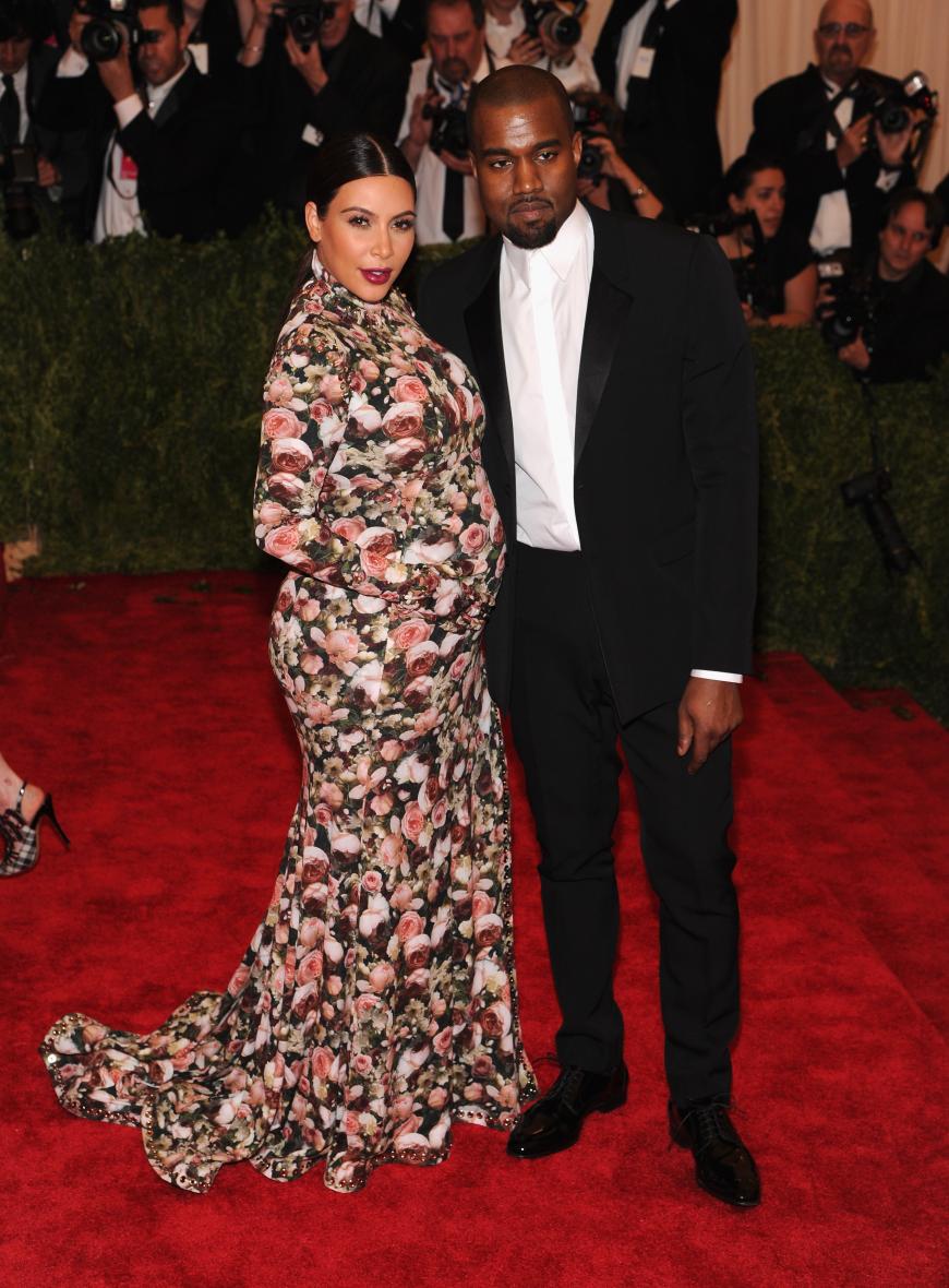Für dieses Kleid erntete Kim Kardashian - schwanger mit klein Nori - wahnsinnig viel Spott.
