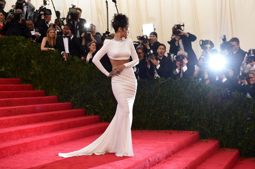 Rihanna feierte den großen Auftritt ganz in Weiß.