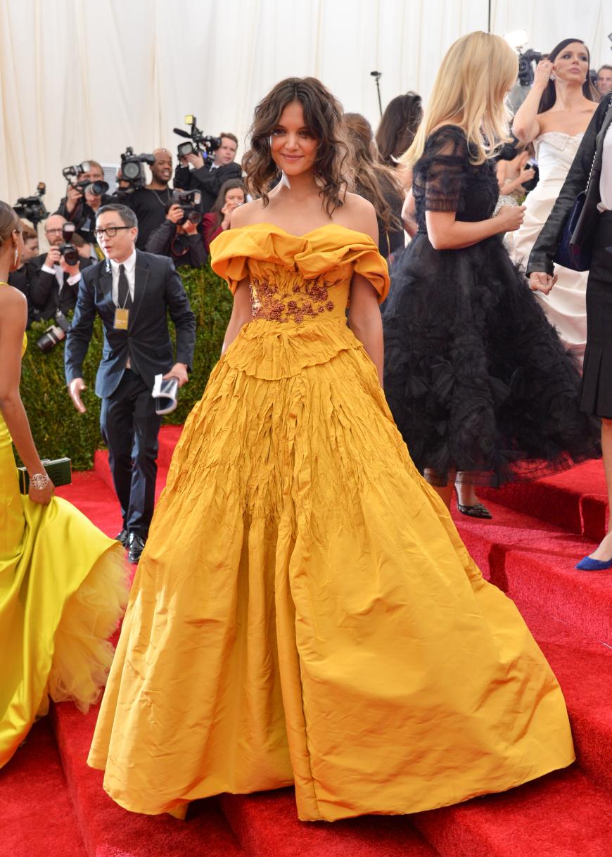 Katie Holmes bei der Met Gala 2014 im quietschgelben, knitterigen Etwas.