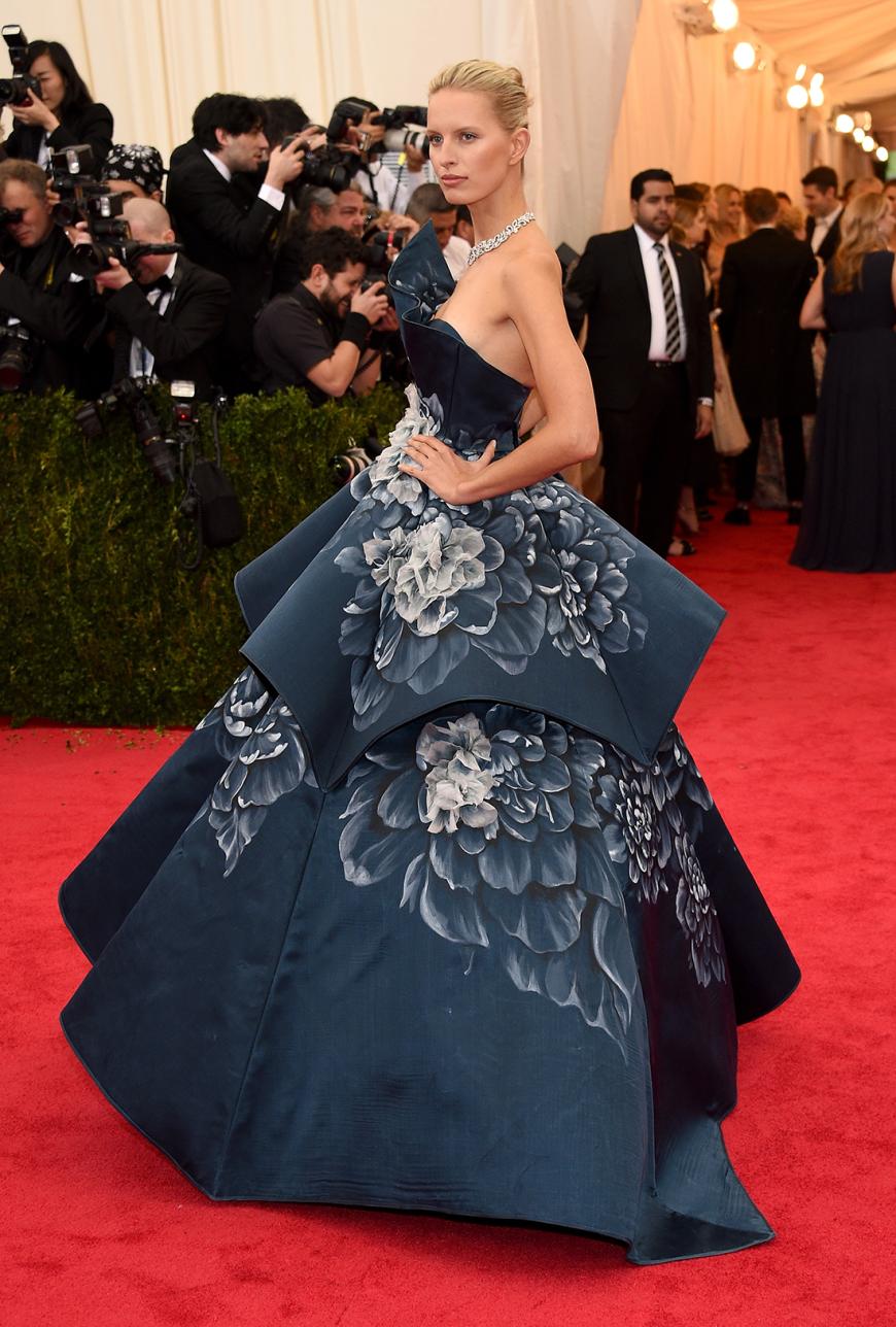 Wow! Karolina Kurkova in einer faszinierenden Robe mit Volants