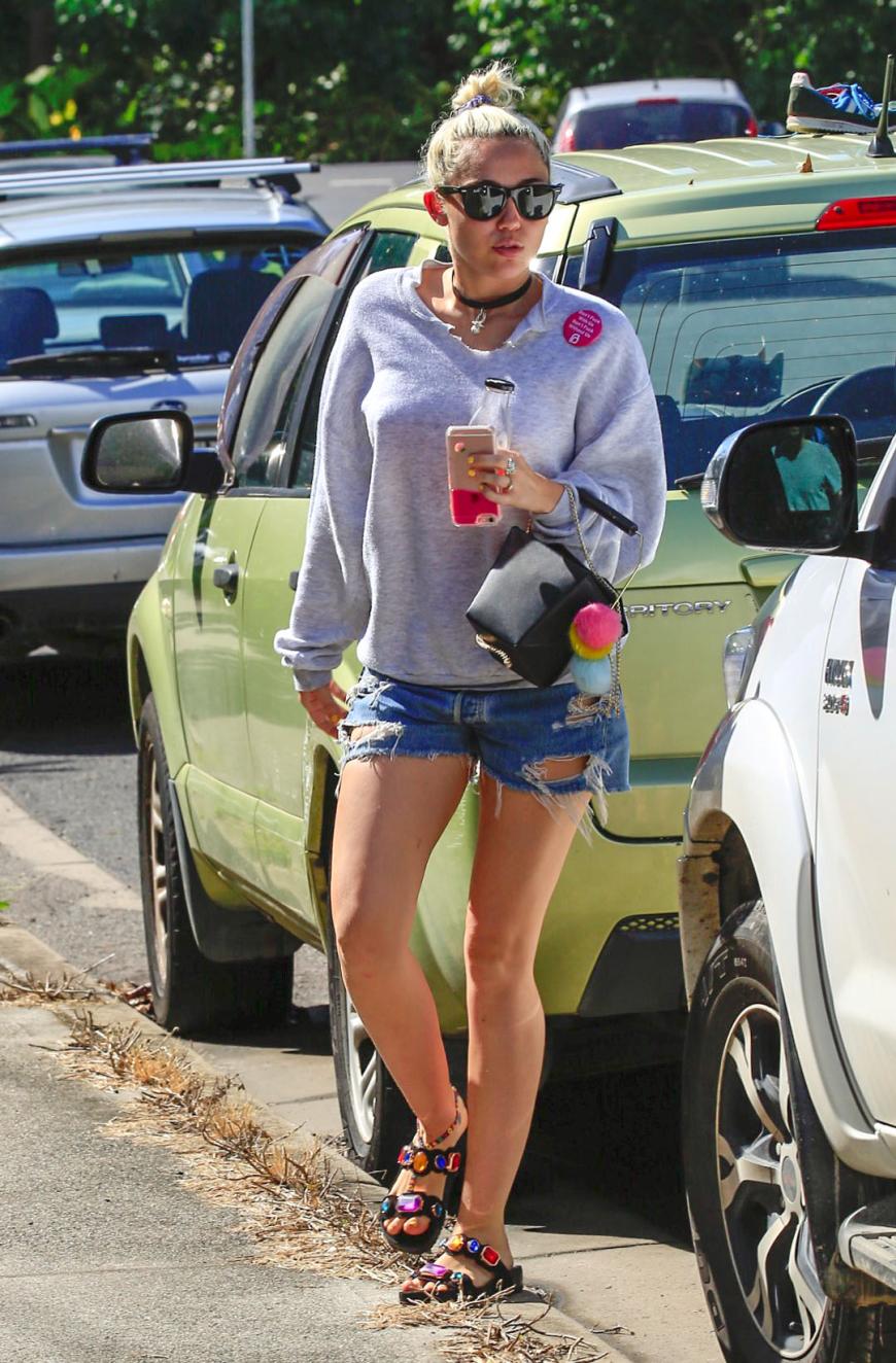 Miley Cyrus auf dem Weg zu ihrem Auto.