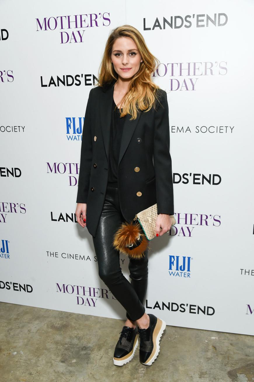 Damit ist man immer gut angezogen: Olivia Palermo stylt Oversize-Zweireiher zur Lederleggins und Stella McCartney-Flatforms beim Screening von