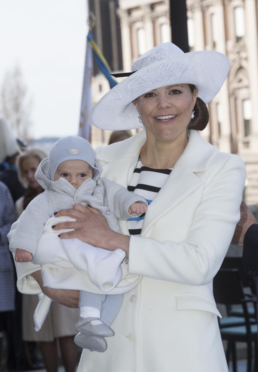 Kronprinzessin Victoria zeigt sich stolz mit ihrem Prinzen Oscar.