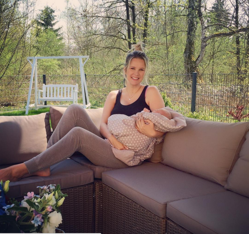 Monica genießt das Mutterdasein in vollen Zügen.