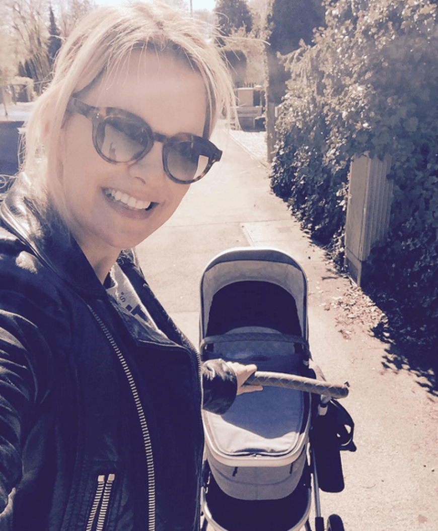 Monica Ivancan beim Spazieren mit ihrem zwei Wochen alten Baby Anton.