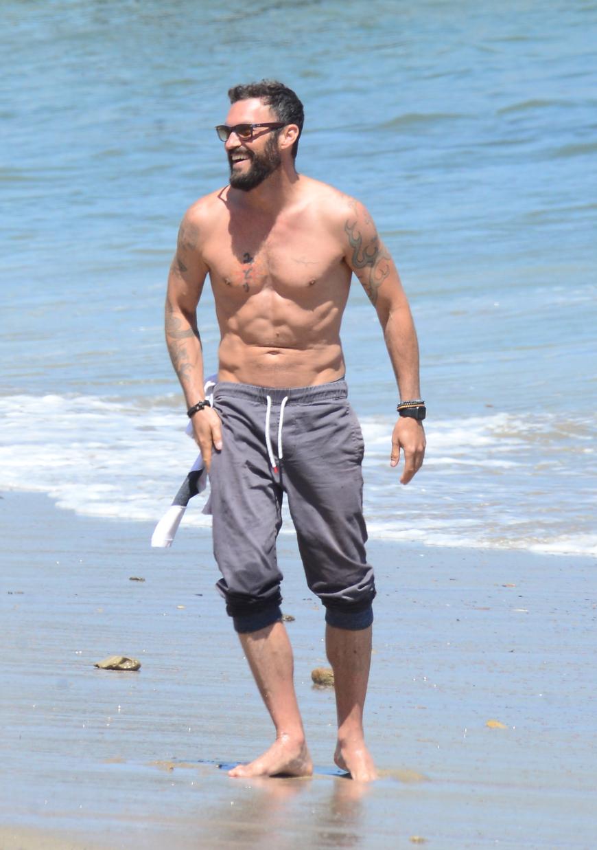 Brian Austin Green lässt am Strand seine Muskeln spielen.