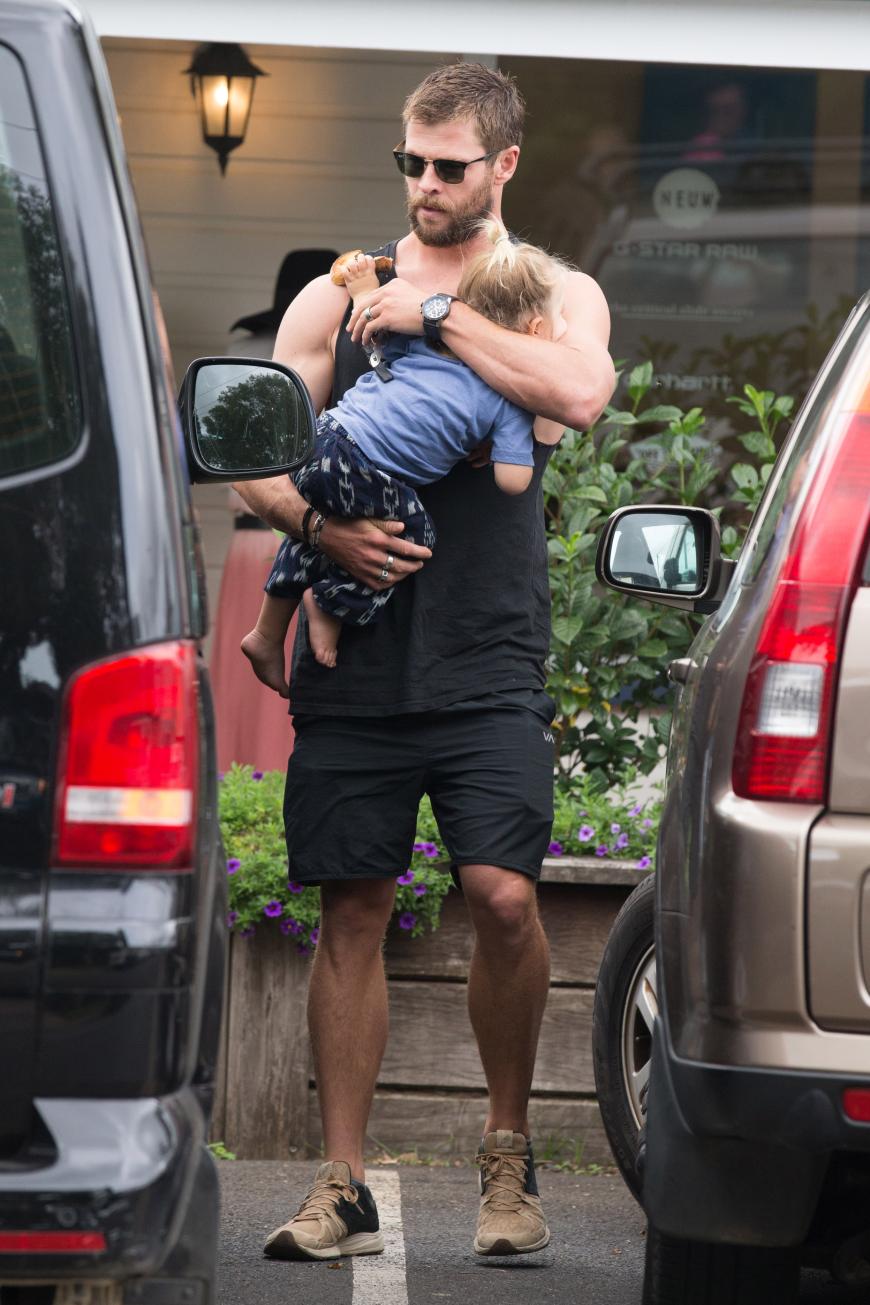 Chris Hemsworth nach dem Frühstück auf dem Weg zum Auto mit seiner Tochter India Rose.