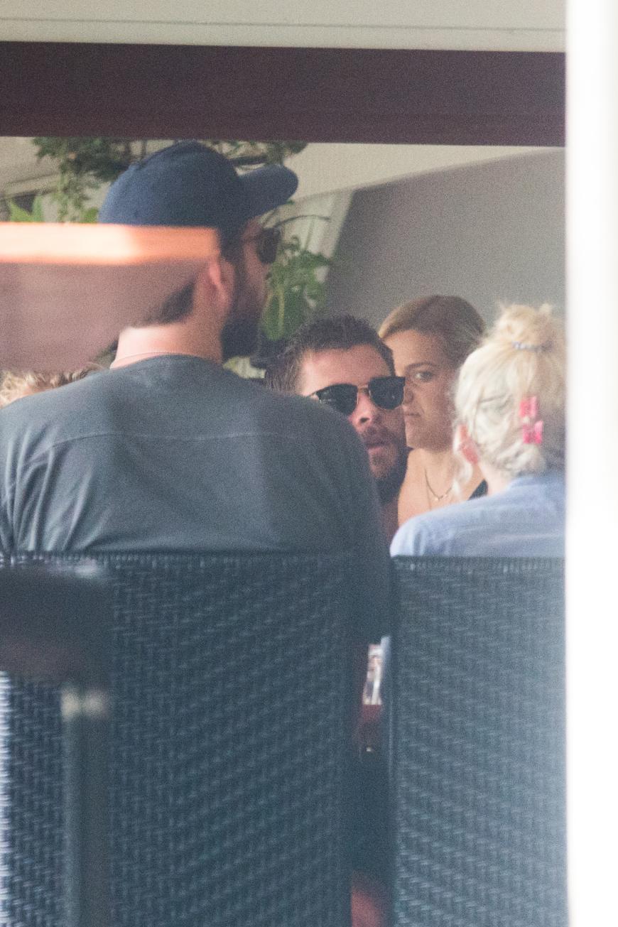 Liam Hemsworth und Miley Cyrus trafen sich mit Chris Hemsworth, seiner Frau Elsa, den Kids und ihren Eltern zum Frühstück.