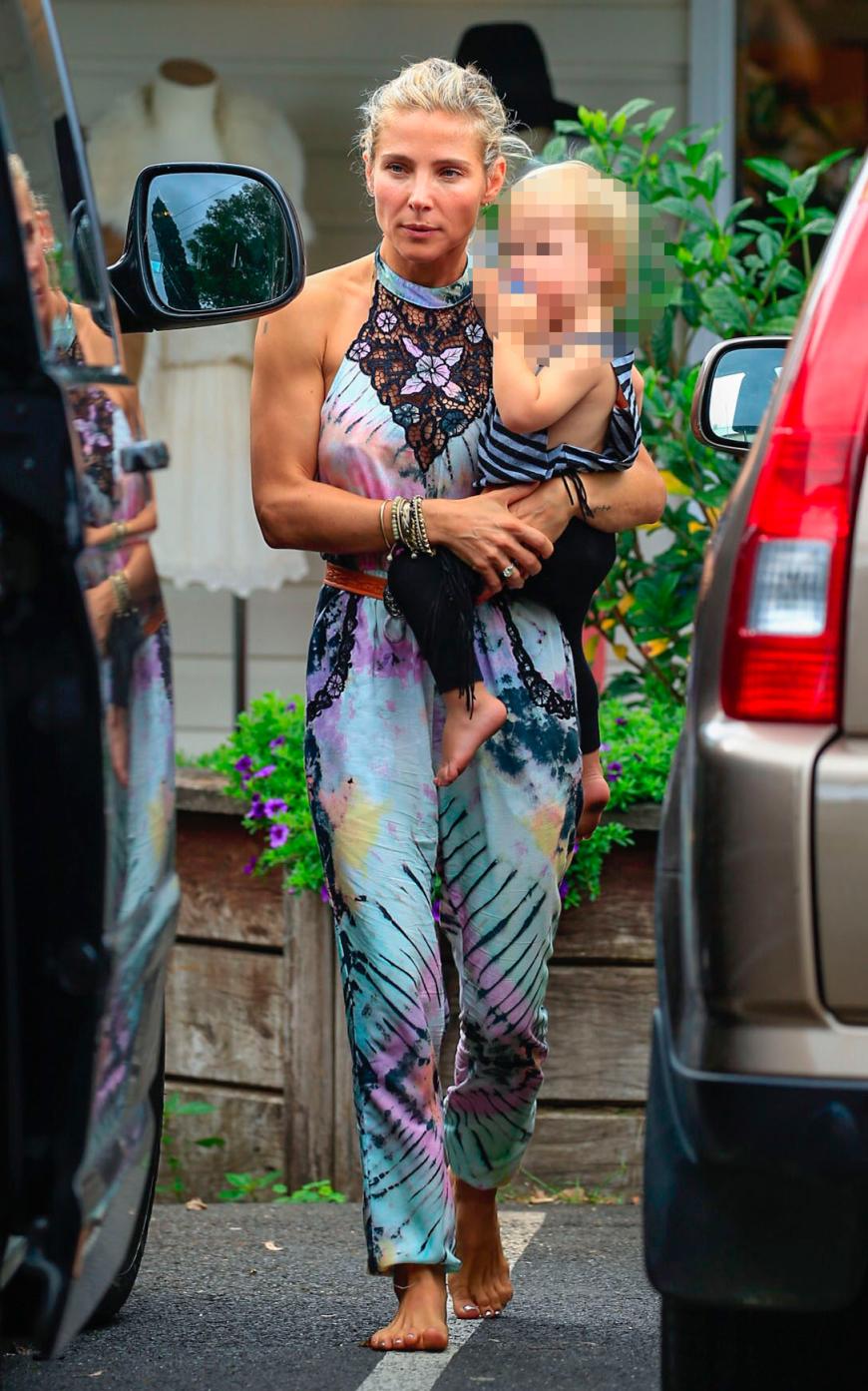 Elsa Pataky mit ihrem Sohn auf dem Weg zum Auto.