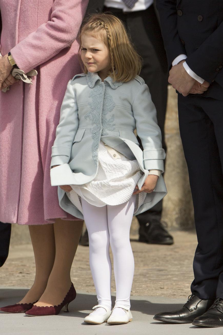 Das Outfit will irgendwie auch nicht so richtig mitmachen.