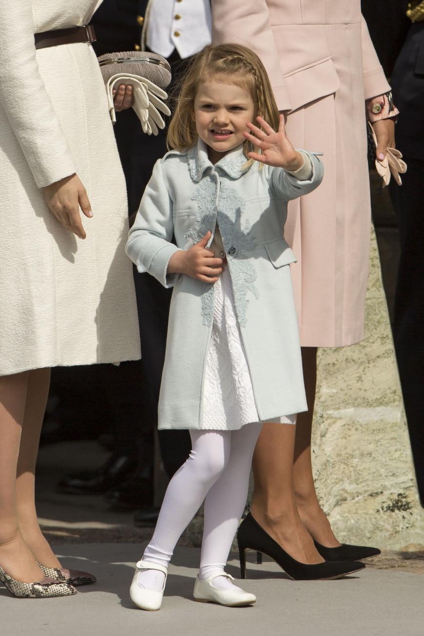 Am Schluss ist doch alles gut und Prinzessin Estelle winkt fröhlich den wartenden Fans.