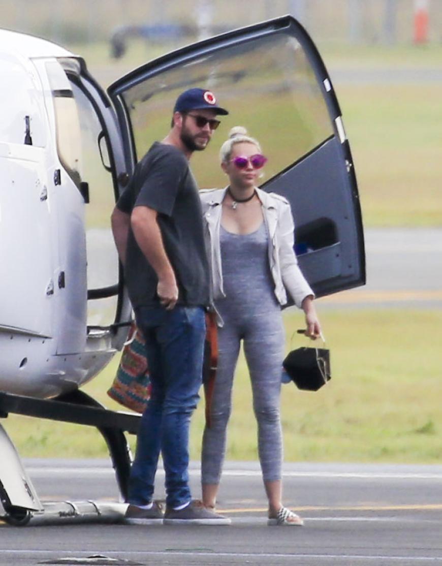Liam Hemsworth und Miley Cyrus kommen mit dem Helikopter am Flughafen von Brisbane an.