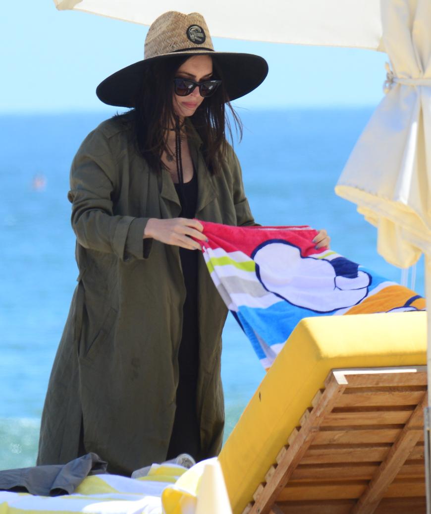 Megan Fox genießt den Sonntag am Strand in Malibu.