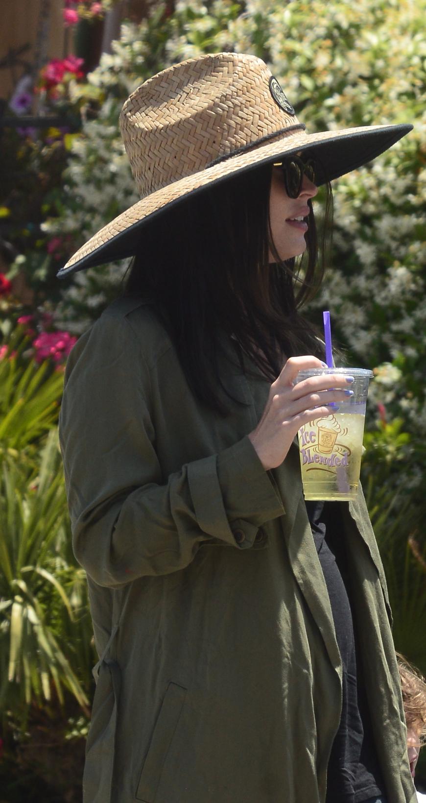 Megan Fox versteckt unter ihrem langen Mantel ihren Babybauch.