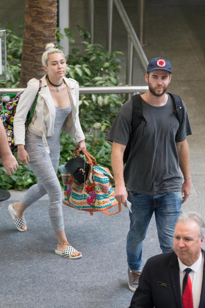 Miley Cyrus und Liam Hemsworth am Flughafen von Brisbane auf dem Rückweg nach Los Angeles.