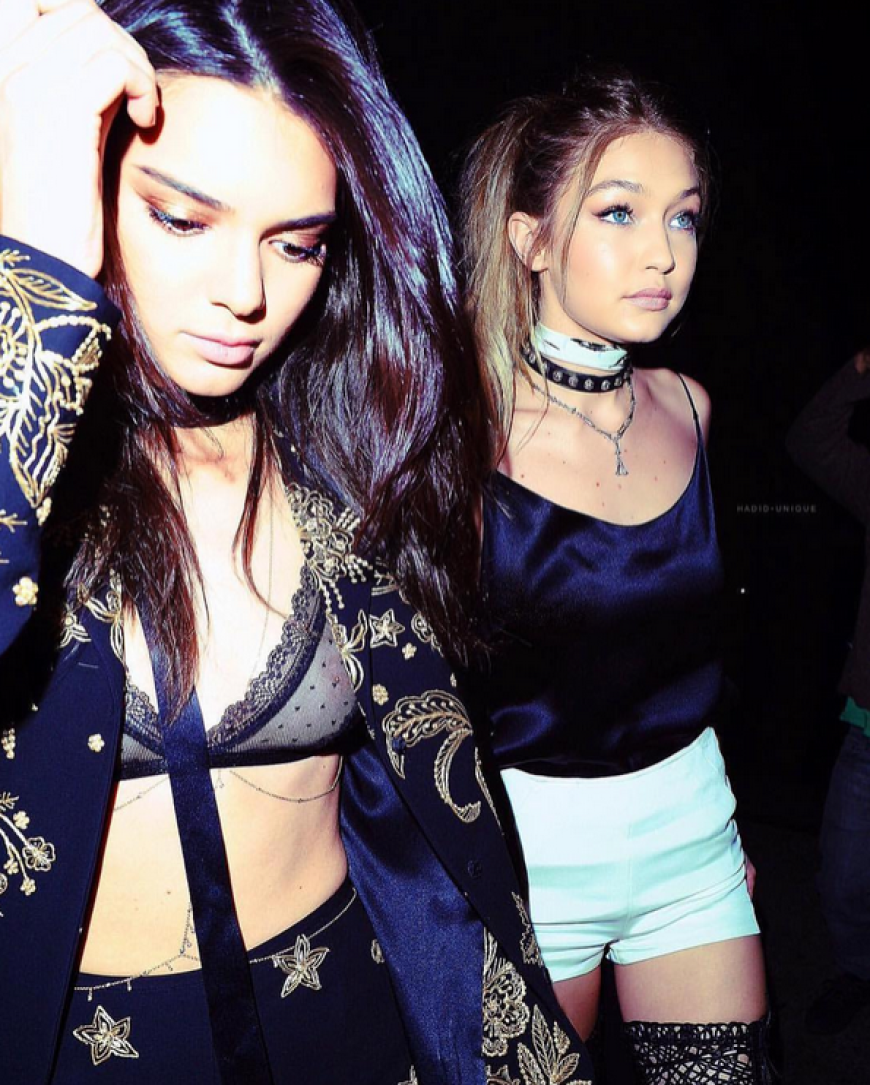 Freizügig könnte der zweite Vorname der Kardashian-Jenner-Sisters sein. Zur Geburtstagssause von BFF Gigi Hadid kam Kendall in einem Spitzen-BH, der so gut wie alles zeigte...