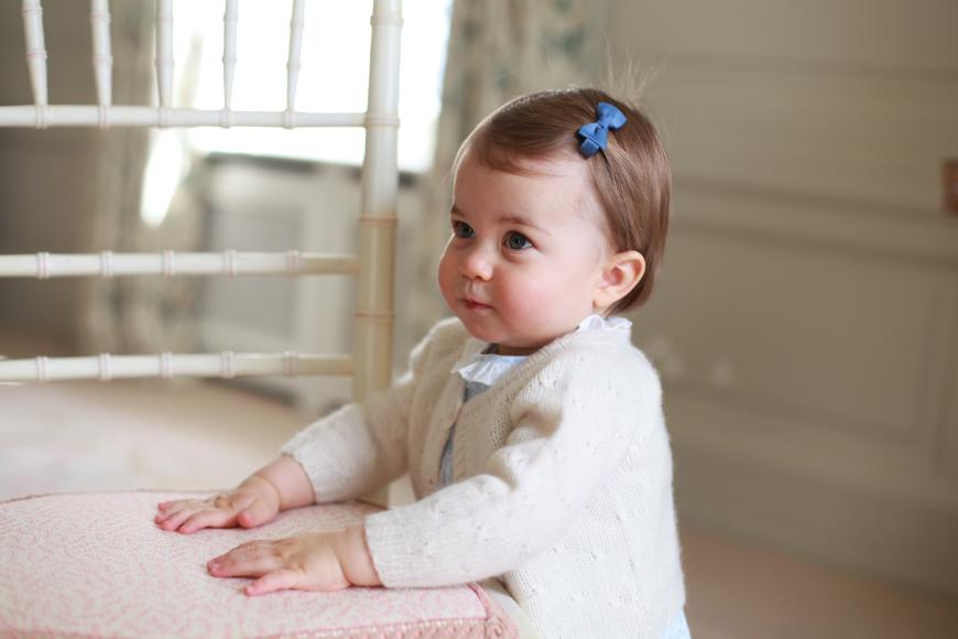 Zum Ehrentag der kleinen Schwester von Prinz George veröffentlichte der Kensington Palast neue Bilder der Mini-Prinzessin.