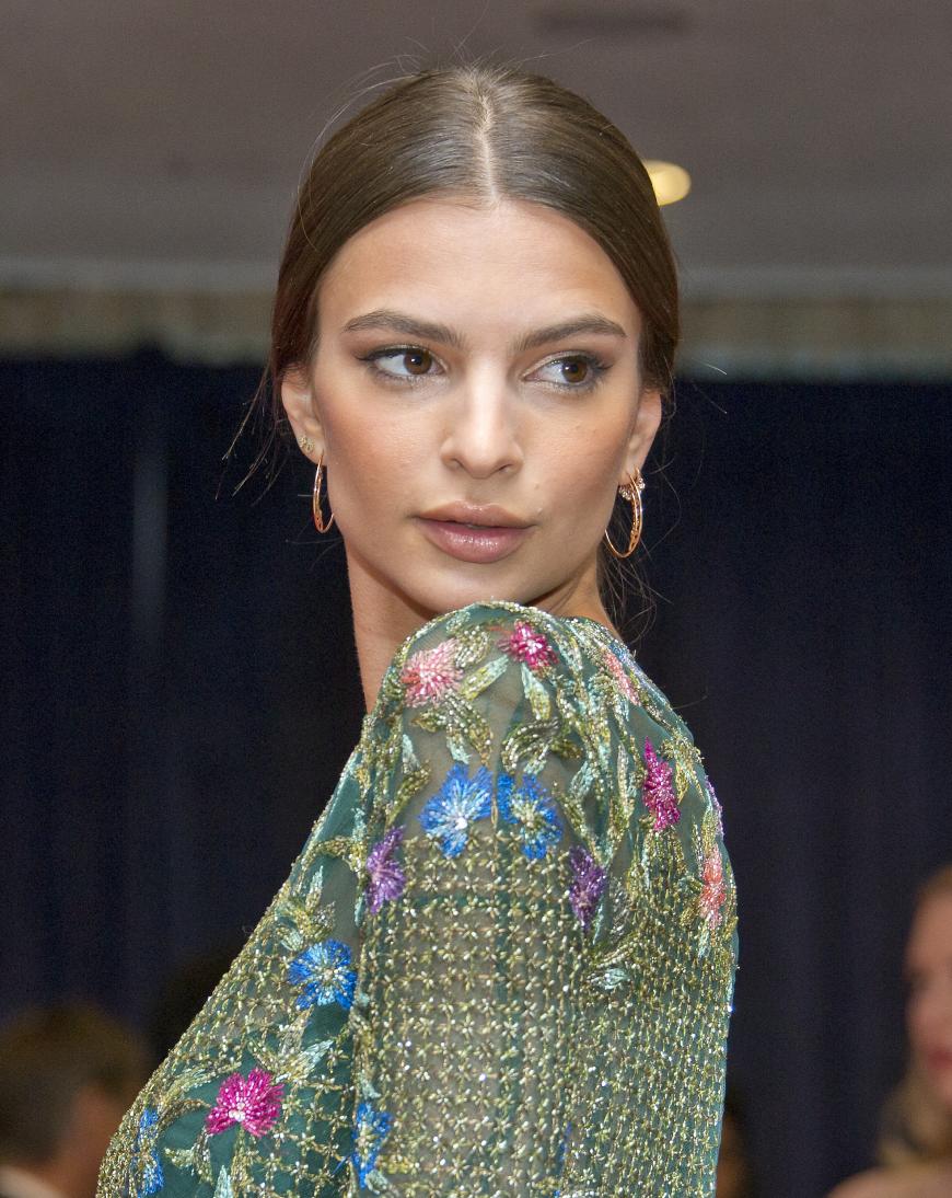Es ist die wnderschöne Emily Ratajkowski, die nicht nur mit ihrem sexy Auftritt im Video von Robin Thicke für Aufregung sorgte.