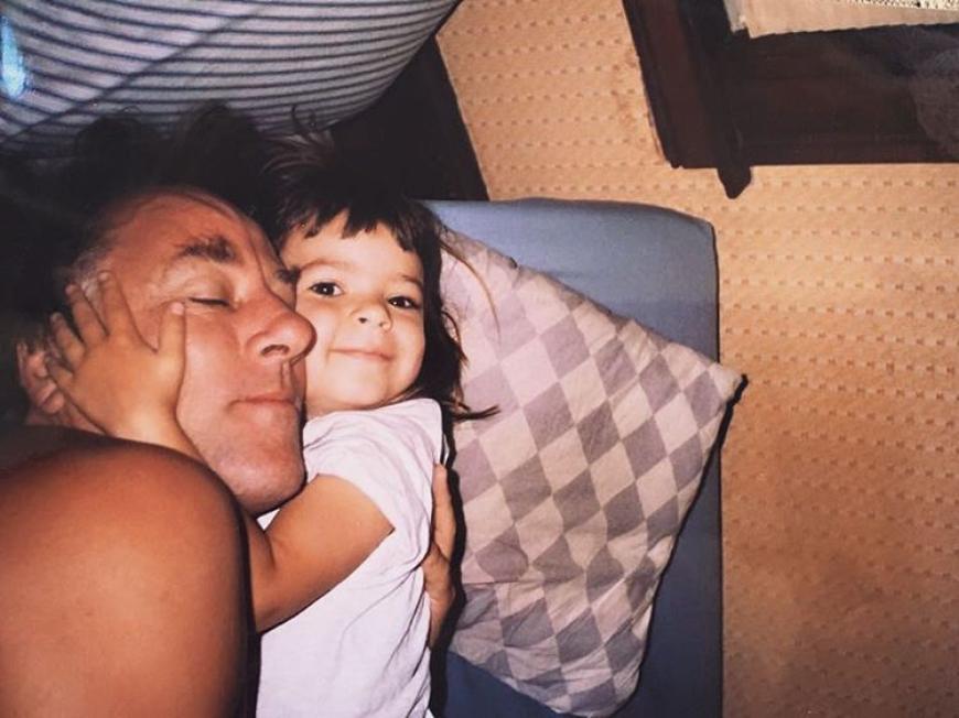 Awwwww, welche Promilady kuschelt denn da mit ihrem Dad? Mit diesem süßen Schnappschuss gratuliert die brünette Beauty ihrem Vater übrigens via Instagram...