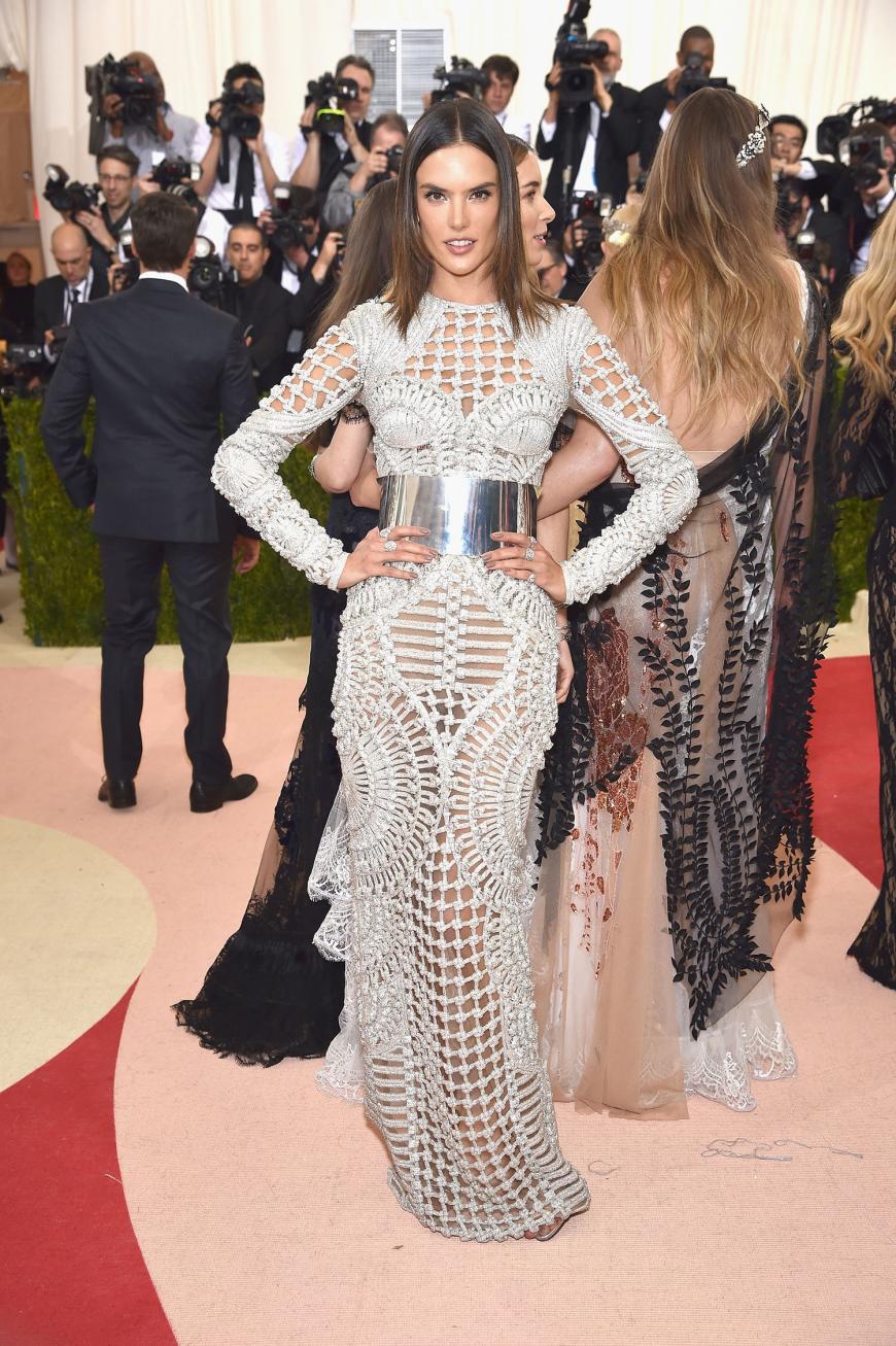 Alessandra Ambrosio in einem Kleid von Balmain.