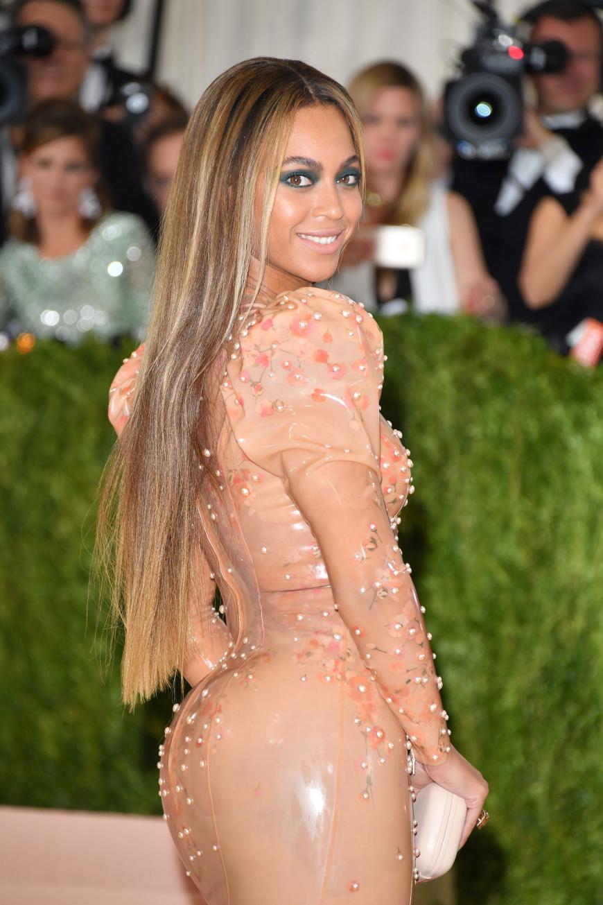So sieht es aus, wenn man den Lidschatten für die Smokey Eyes nicht richtig verblendet. Und zum zarten Pfirsichton von Beyoncés Kleid passt dieser Look leider auch nicht.