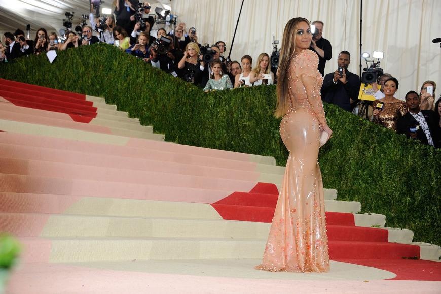 Knackige Kehrseite: Beyoncé hüllte ihren prallen Po in ein hautenges Latexkleid von Givenchy Haute Couture.