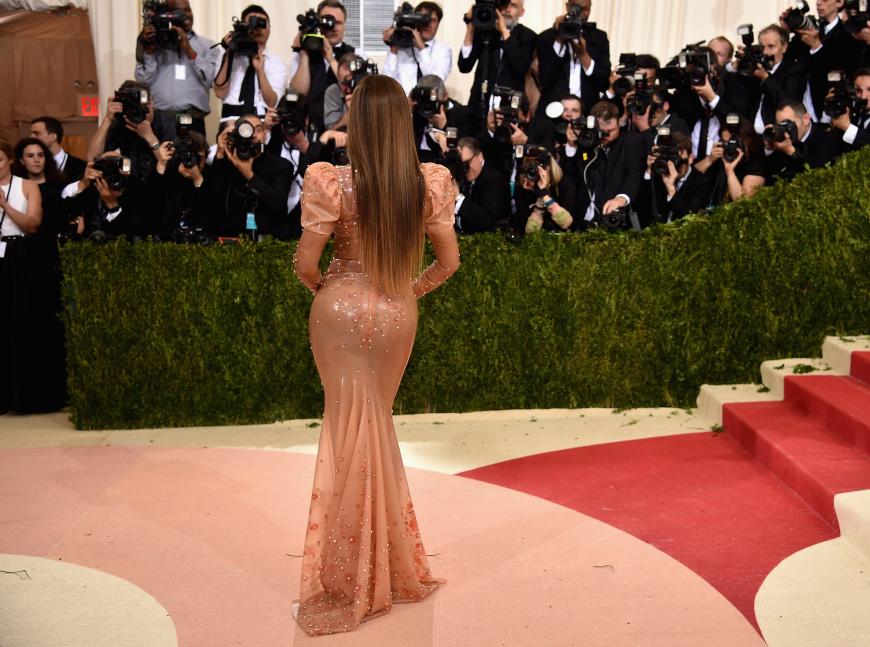 Beyoncé stand ganz allein auf dem Roten Teppich vor den Fotografen.