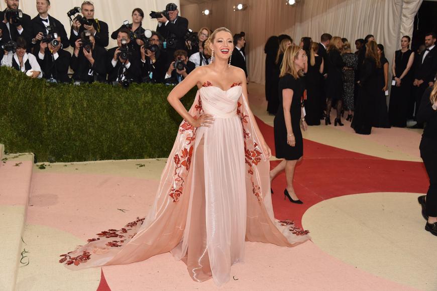 Zuckersüß sah die schwangere Blake Lively in ihrem zartrosafarbenen Cape-Kleid von Burberry aus.