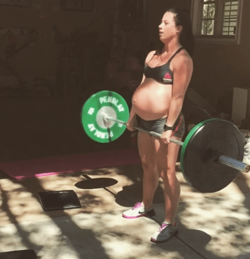 Emily Breeze steht kurz vor der Geburt - und trainiert dennoch mit 50-Kilo-Hanteln.