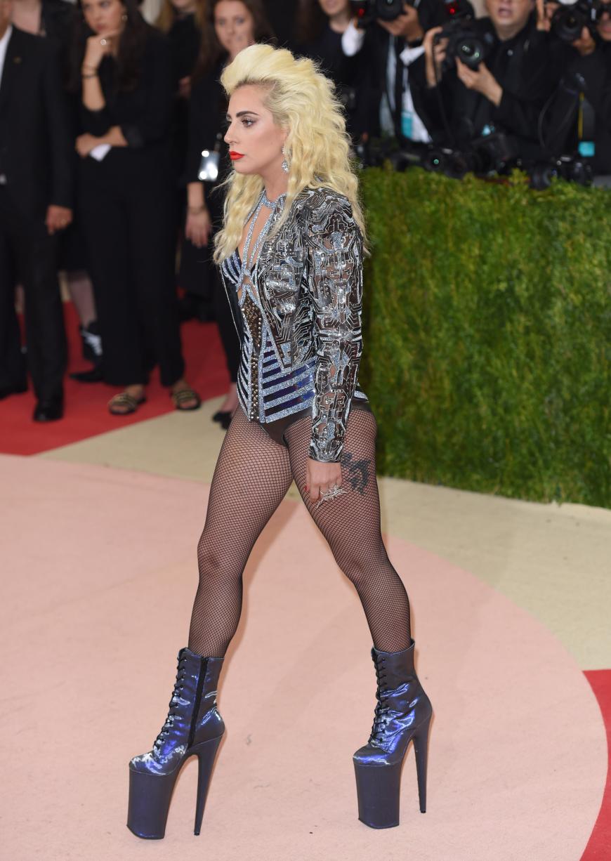 Wer trägt die höchsten Schuhe? Gaga natürlich! Ob schön oder nicht, immerhin kann die Pop-Diva darauf überhaupt laufen. R-E-S-P-E-K-T!