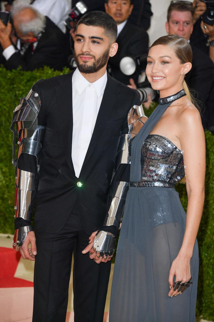 In ihren futuristischen Outfits sahen die beiden umwerfend aus.