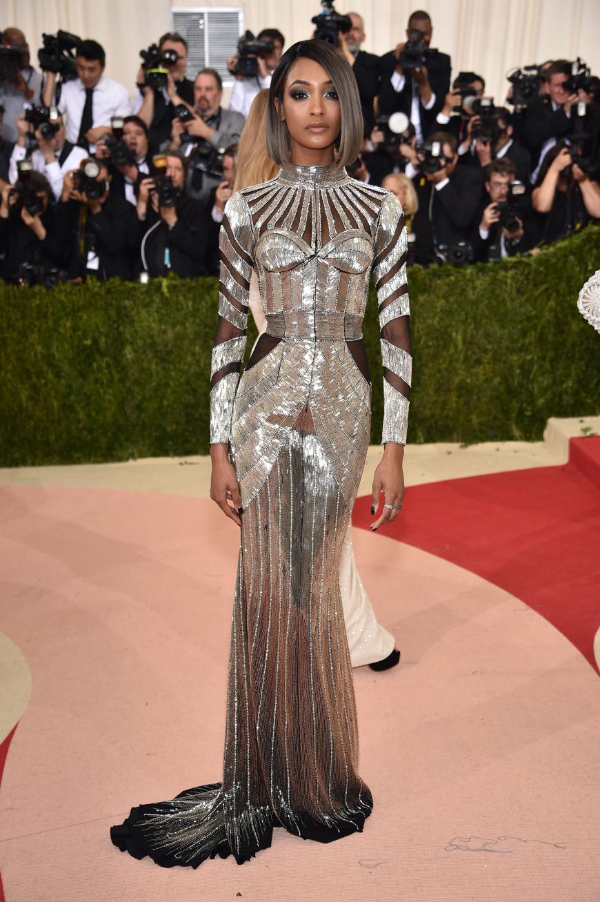 Jourdan Dunn trug wie gewohnt ein Kleid von Balmain und sah aus wie eine Statue.