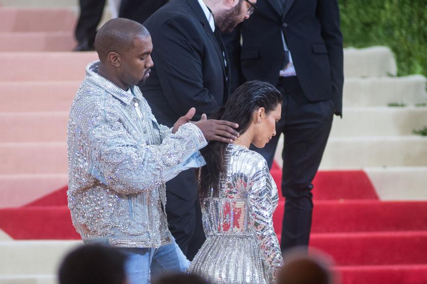 Erwischt: Kim Kardashian brauchte keinen Stylisten auf dem roten Teppich. Ihr Liebster drapierte fürsorglich ihr langes Haar für die Fotografen.