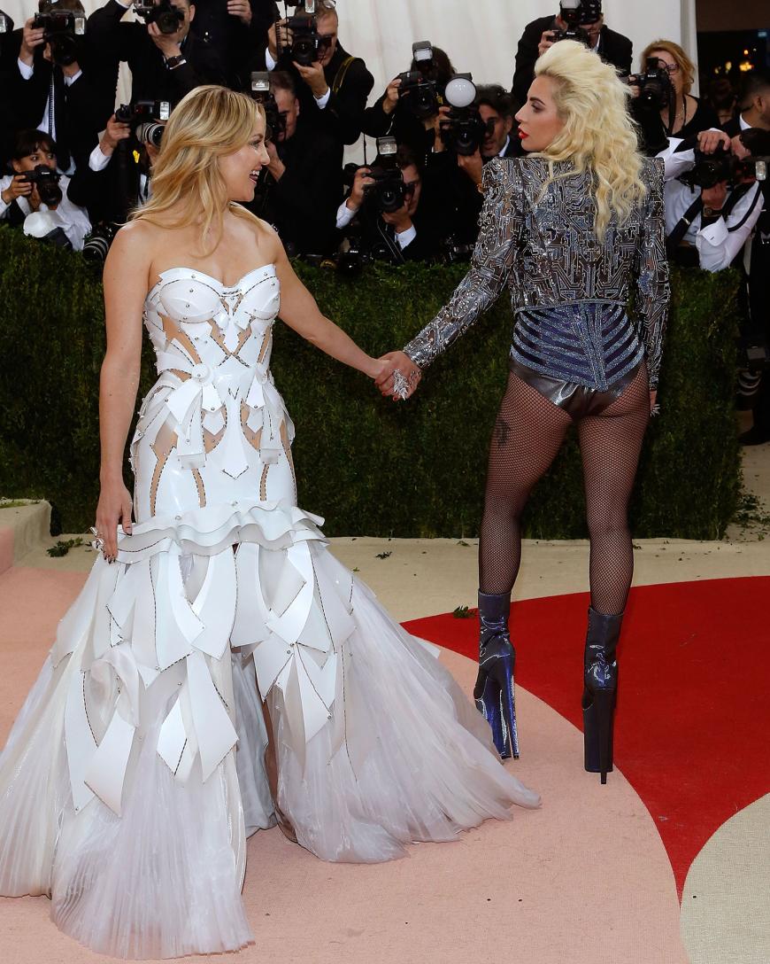 Süß: Kate Hudson und Lady Gaga hielten Händchen auf dem roten Teppich.