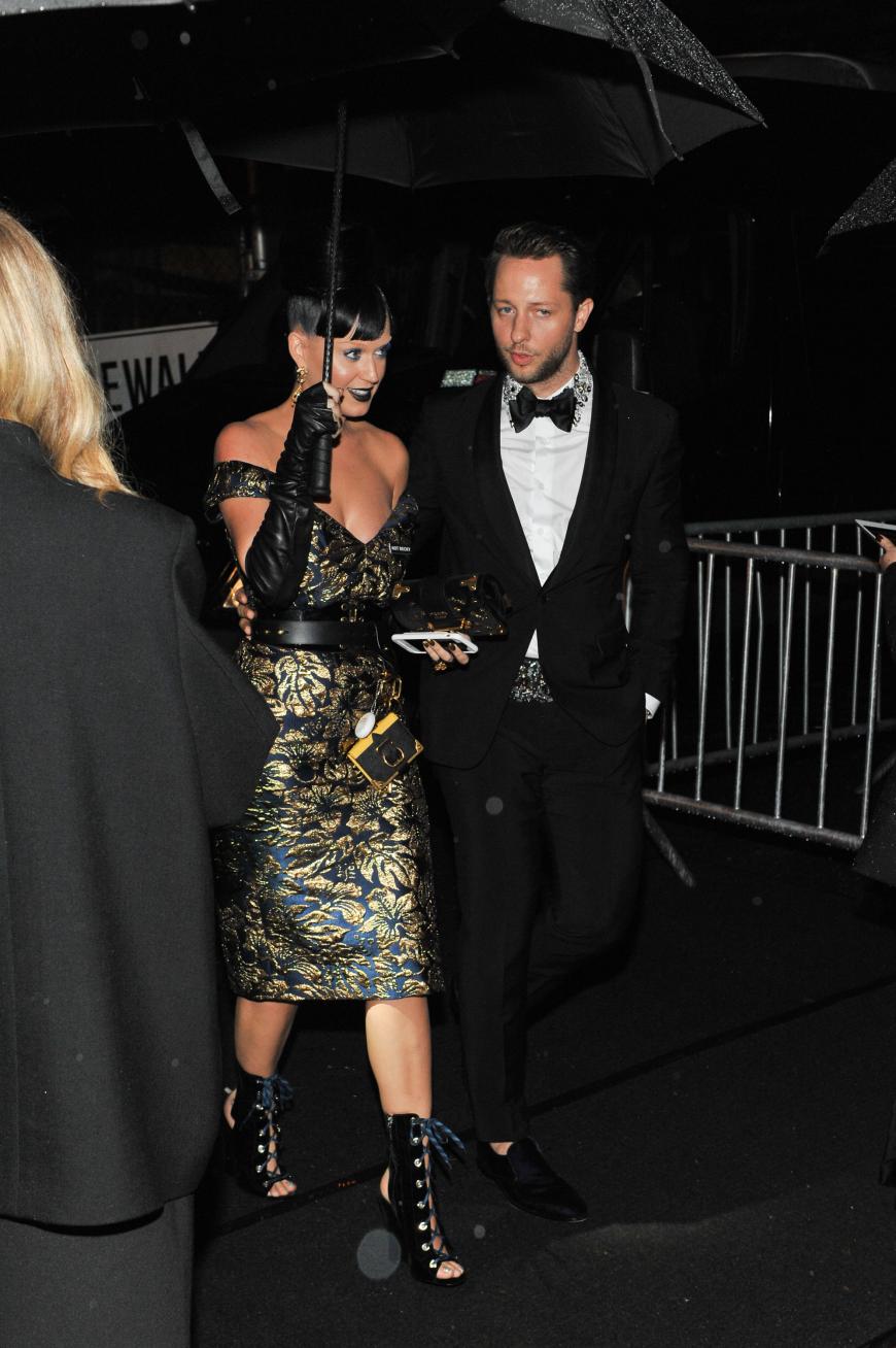Katy Perry lief mit Journalist Derek Blasberg über den Red Carpet.