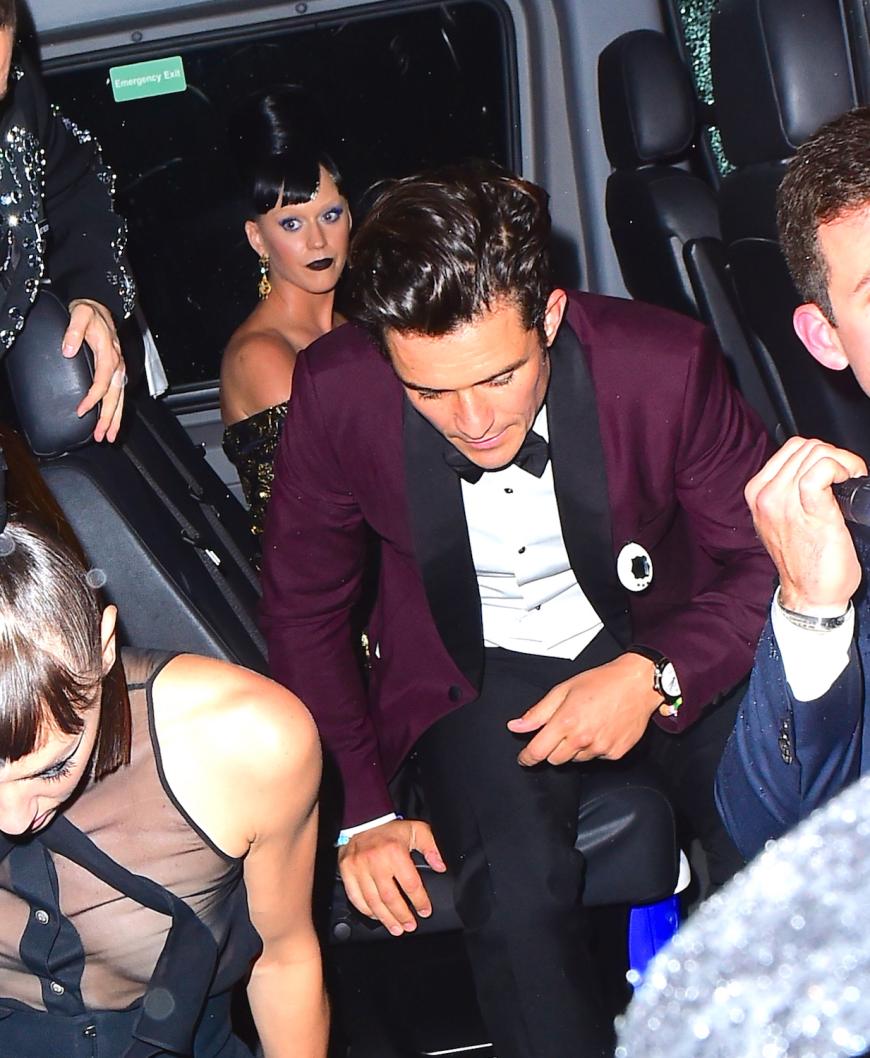 Katy Perry und Orlando Bloom kamen gemeinsam bei der Met Gala an - liefen jedoch getrennt über den roten Teppich.