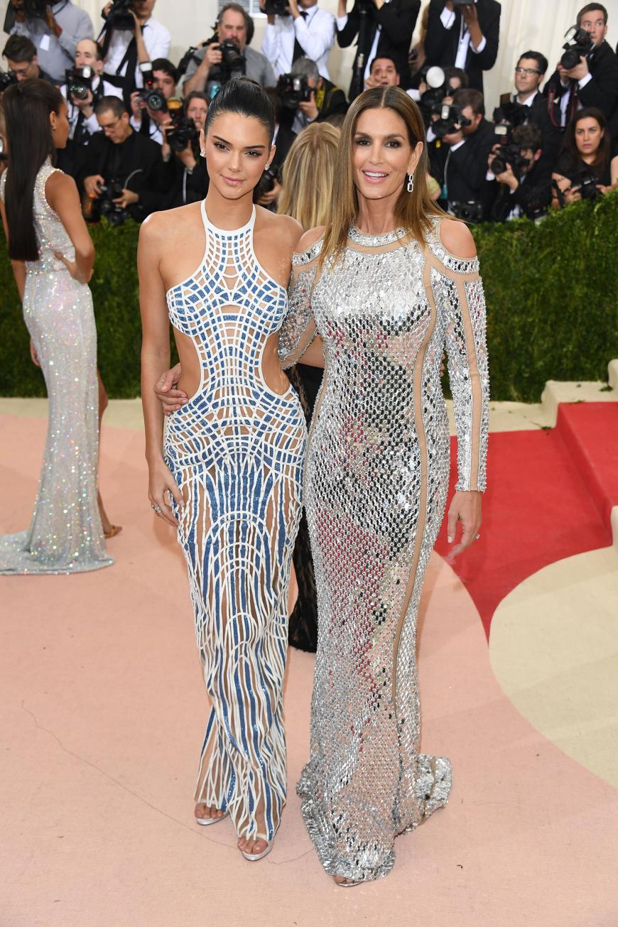 Schönes Team: Kendall Jenner, in einem Kleid von Versace, posierte an der Seite von Supermodel Cindy Crawford.