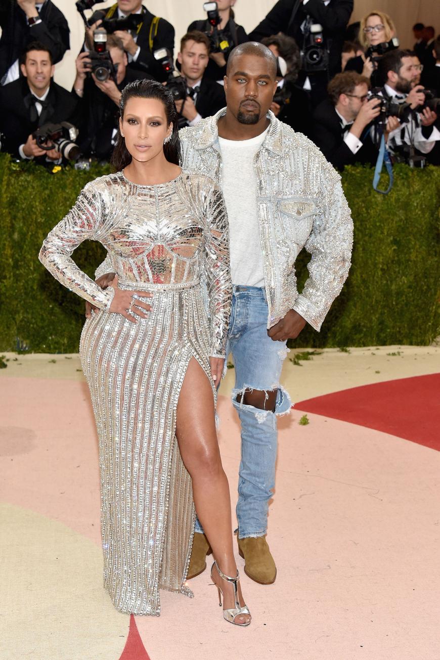 Ein bisschen wie Barbie und Ken: Kim Kardashian in einer schillernden Kreation von Balmain und Ehemann Kanye West mit stahlblauen Kontaktlinsen.