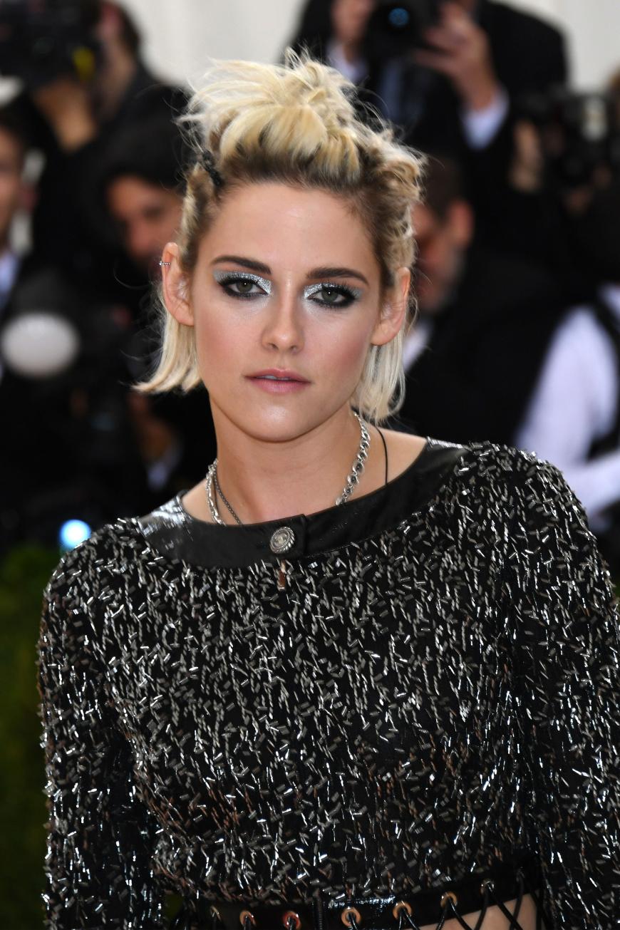 Kristen Stewart mit blondiertem Undone-Look und Metallic-Balken auf den Augenlidern. Wir haben die Schauspielerin schon sehr viel schöner gesehen.