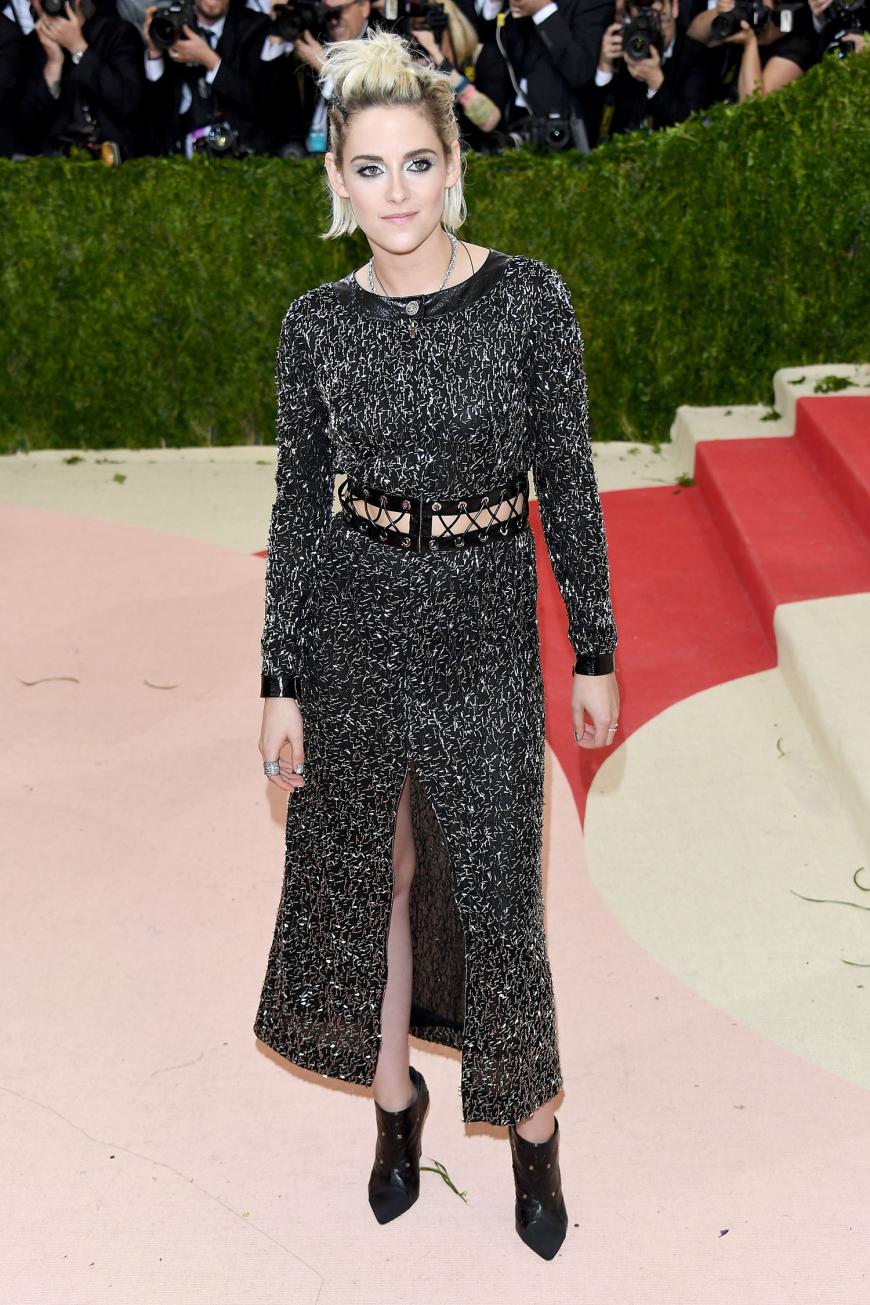 Kristen Stewart trug spitze Ankle-Booties zum Chanel-Kleid.