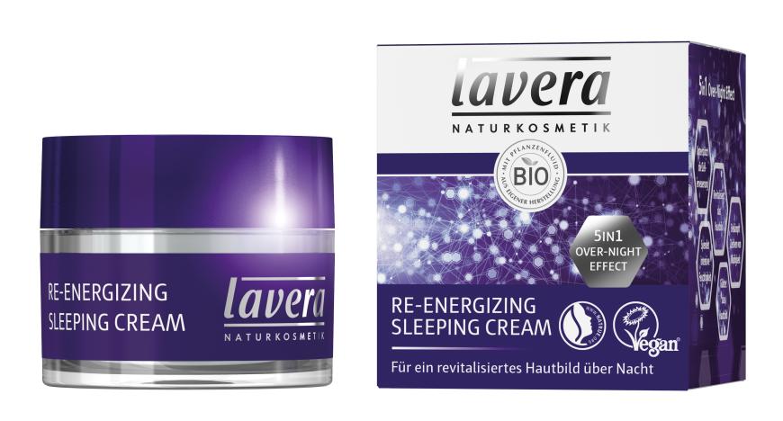 Für einen erholten, glatten Teint am Morgen: „Re-Energizing Sleeping Cream“ von Lavera, ca. 10 Euro